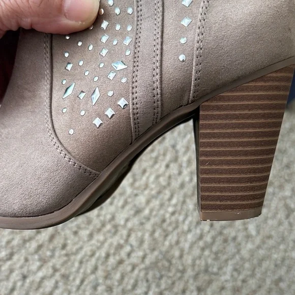 Jennifer Lopez Studded Taupe Suede Ankle Boots - Women’s 8.5 - Picture 12 of 15